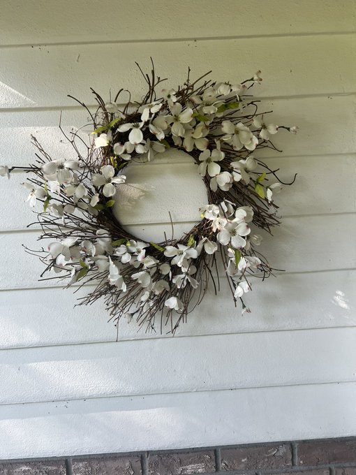 I have guests. Purple finches just hatched in their nest in my wreath. https://t.co/DOiC8pJPk2<a href="/tag/ocala"class="tags"><span>#ocala</span></a><a href="/tag/birder"class="tags"><span>#birder</span></a>