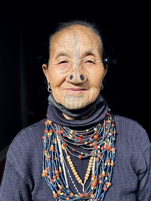 Las mujeres apatani (en la India 🇮🇳) se dilatan las perforaciones que tienen en la nariz hasta deformarla<a href="/tag/saltodeltoro"class="tags"><span>#saltodeltoro</span></a>