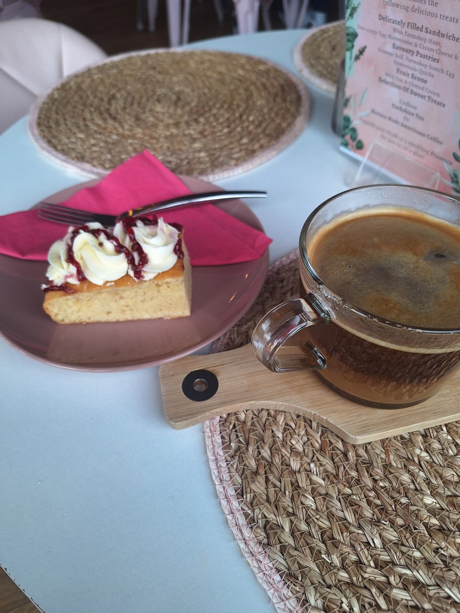 LkLoz28's tweet photo. Cake and coffee with my boy #BakewellSponge #Americano https://t.co/cgD2hyyPLA