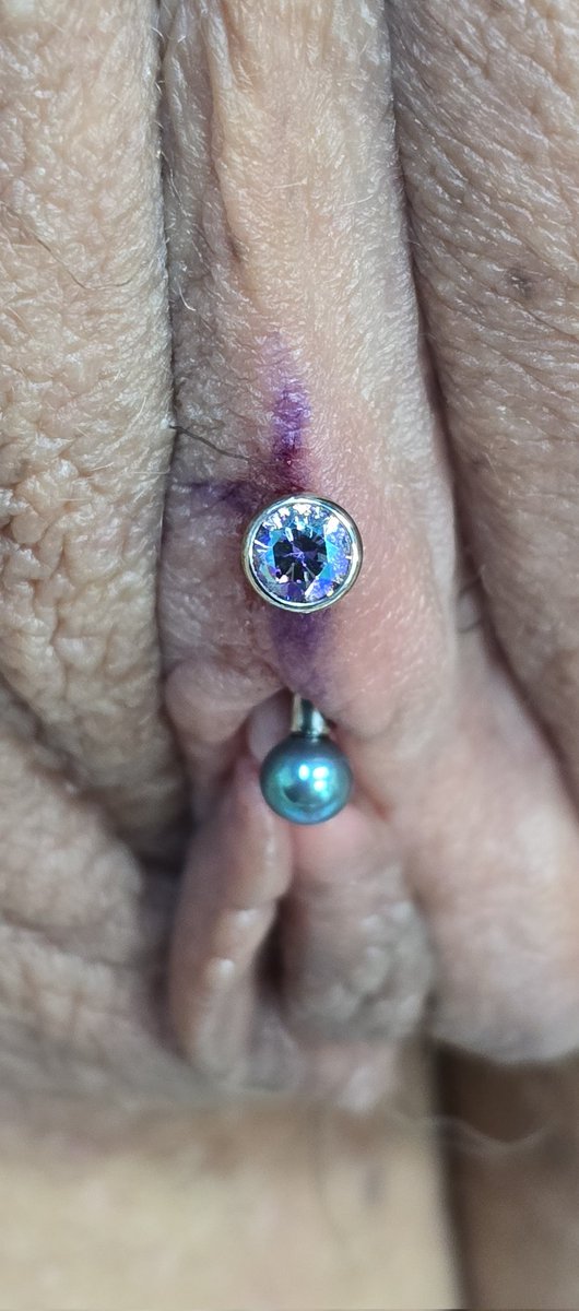 PanzeraStefano's tweet photo. Un bellissimo vch da 2mm con gioielli industrial strength aurora boreale https://t.co/ojShxxwVDg
