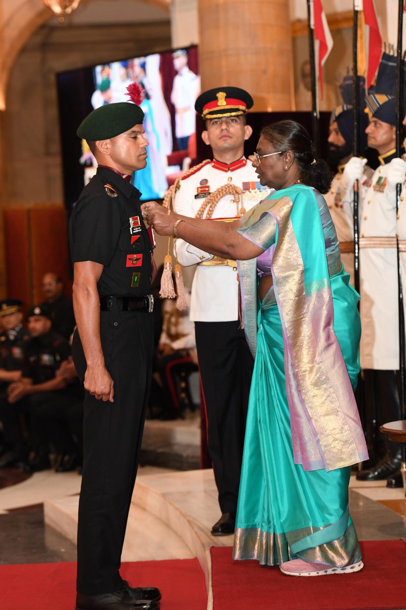 rashtrapatibhvn's tweet photo. President Droupadi Murmu confers Kirti Chakra on Havildar Pawan Kumar Yadav, 21st Battalion The Mahar Regiment. He displayed exceptional courage and indomitable heroism in laying ambush in close proximity to the enemy post. Under the indiscriminate fire by the enemy, he voluntarily moved ahead and eliminated terrorists.