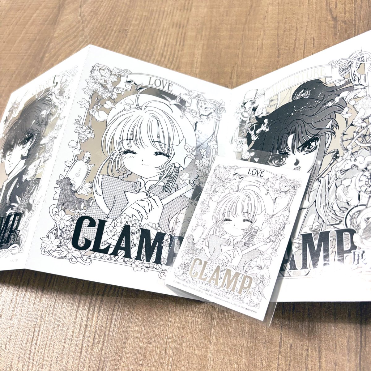 ko_hashizume's tweet photo. CLAMP展行ってまいりました✨
感想を書きたいのですが、言葉になりません…入口から感動しちゃって涙をこらえました😭
引き込まれ、見惚れて、没入して、最後のメッセージに勇気をもらって…
ラストに物欲を封印解除🌸w
さくらちゃんのファンで良かった🌃
#CLAMP展 
#カードキャプターさくら https://t.co/gRow0WcrM7
