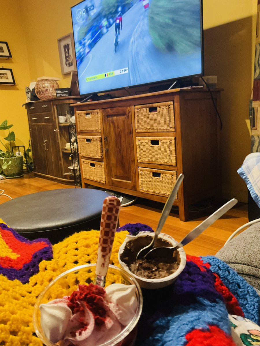 kelkyloveslife's tweet image. #letoursnacks #couchpeleton #TDF2024 #sbstdf