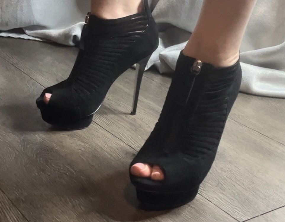 gngrfeetprncss's tweet photo. #redhead #ginger #feetlove #prettyfeet #feetlover #lovefeet #beautifulfeet #barefeet #feetselfie #footlover #toes #prettytoes #toenails #softfeet #feetofx #perfecttoes #feetpictures #princessfeet #perfect #👣 #shoeshow #strappyheels https://t.co/bpx29Ksm1f