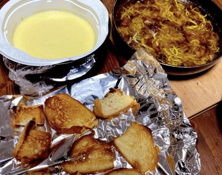 姉に晩御飯何がいいか聞かれたので
チーズフォンデュ‼️
って冗談で言ったらホントに作ってくれた🫕笑