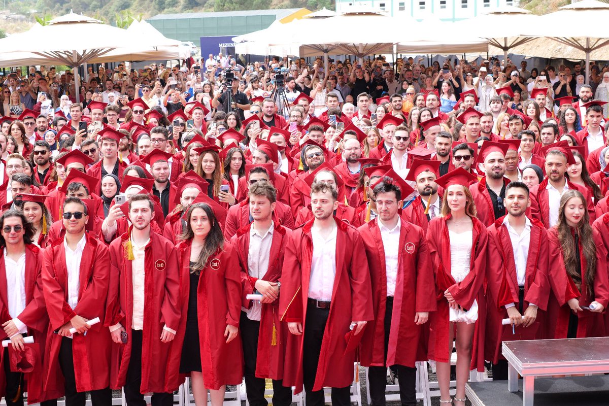 istinyeunivedu's tweet photo. Mühendislik ve Doğa Bilimleri Fakültesi mezunlarımızı tebrik ediyor, başarılarının devamını diliyoruz.
Yolunuz açık olsun sevgili mezunlarımız💙 🎓✨ https://t.co/uiOlRR3xik