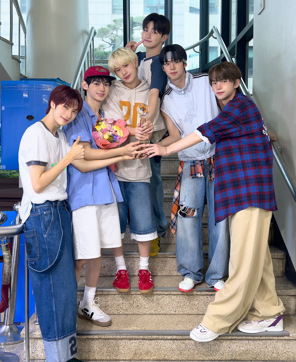 ____withtws's tweet photo. まってー😭地上波1位おめでとうね😭😭😭😭😭😭😭
 #TWS8thWin #IfImSCanYouBeMyN3rdWin https://t.co/E4BZtMzZzb