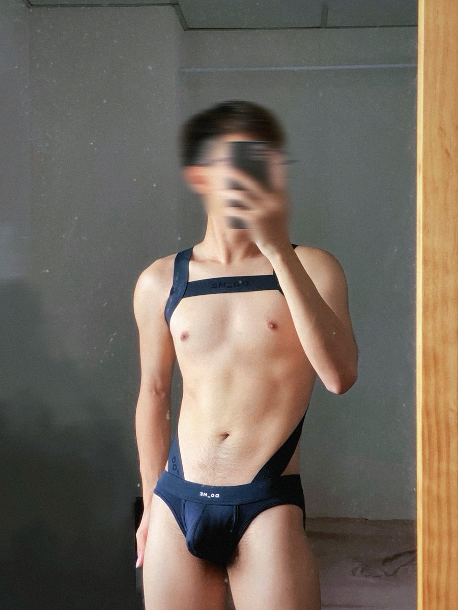 在衣櫃翻到這一件⋯🖤
#台中 
#應該快結束單身了吧
