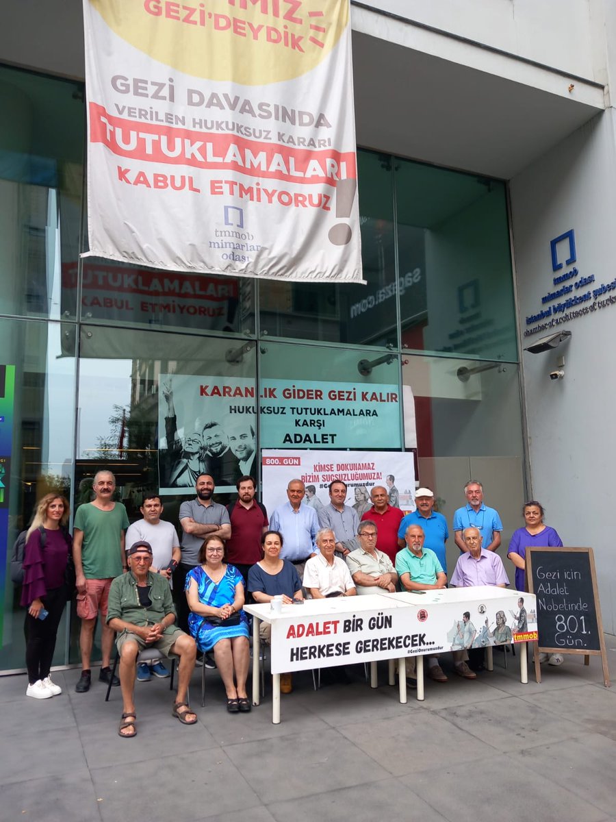 Adalet Nöbetinde 801. Gün, 4 Temmuz 2024 tarihinde Mimarlar Odası'nın Karaköy'deki Binası'nın önünde, Makine Mühendisleri Odası İstanbul Şubesi ve meslektaşlarımızla birlikte destek verdik.