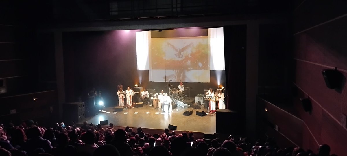 J'ai pris plaisir à suivre ce concert exceptionnel de Pierre Claver Akendengue, le PCA de la musique gabonaise. A 81 ans, il reste inoxydable malgré le poids de l'âge et la maladie...#Gabon #Afrique #Musique #