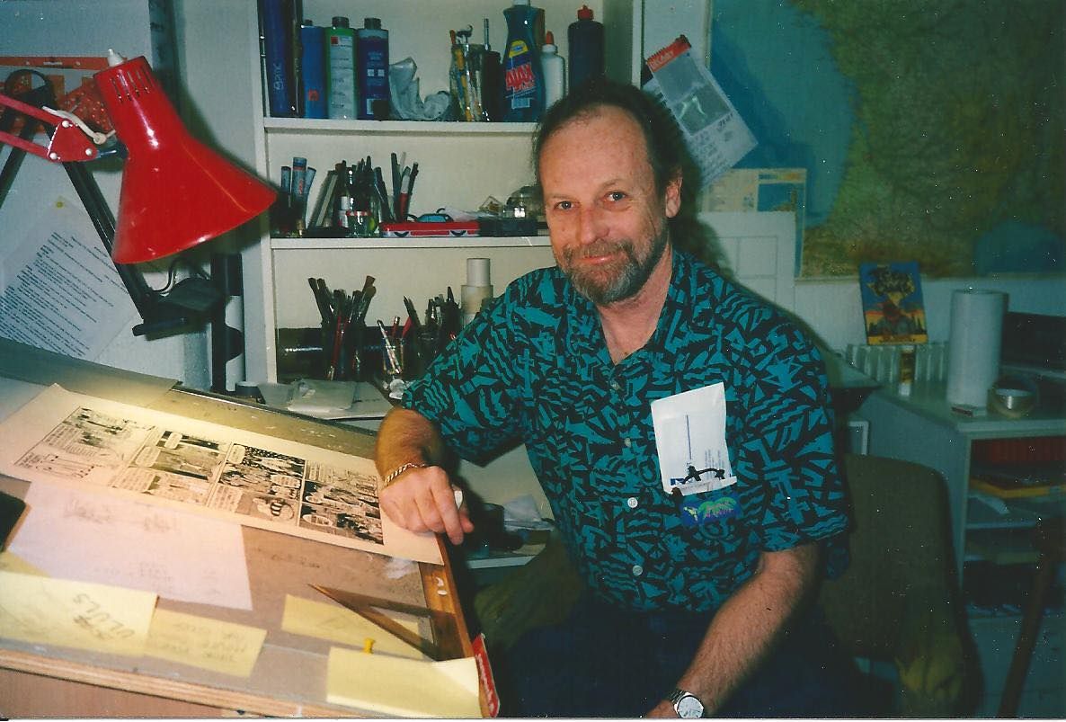  Gilbert Shelton en su estudio, foto publicado por Flashbak.com en la red Twitter (X) de su reportaje "When Gilbert Shelton’s Fabulous Furry Freaks And Poddy Ruled The World!"  , calce de la publicación "Gilbert Shelton fotografiado en su estudio de París en 1992 trabajando en la obra de arte de una historia de Fat Freddy's Cat que se publicó en FFC No. 7.