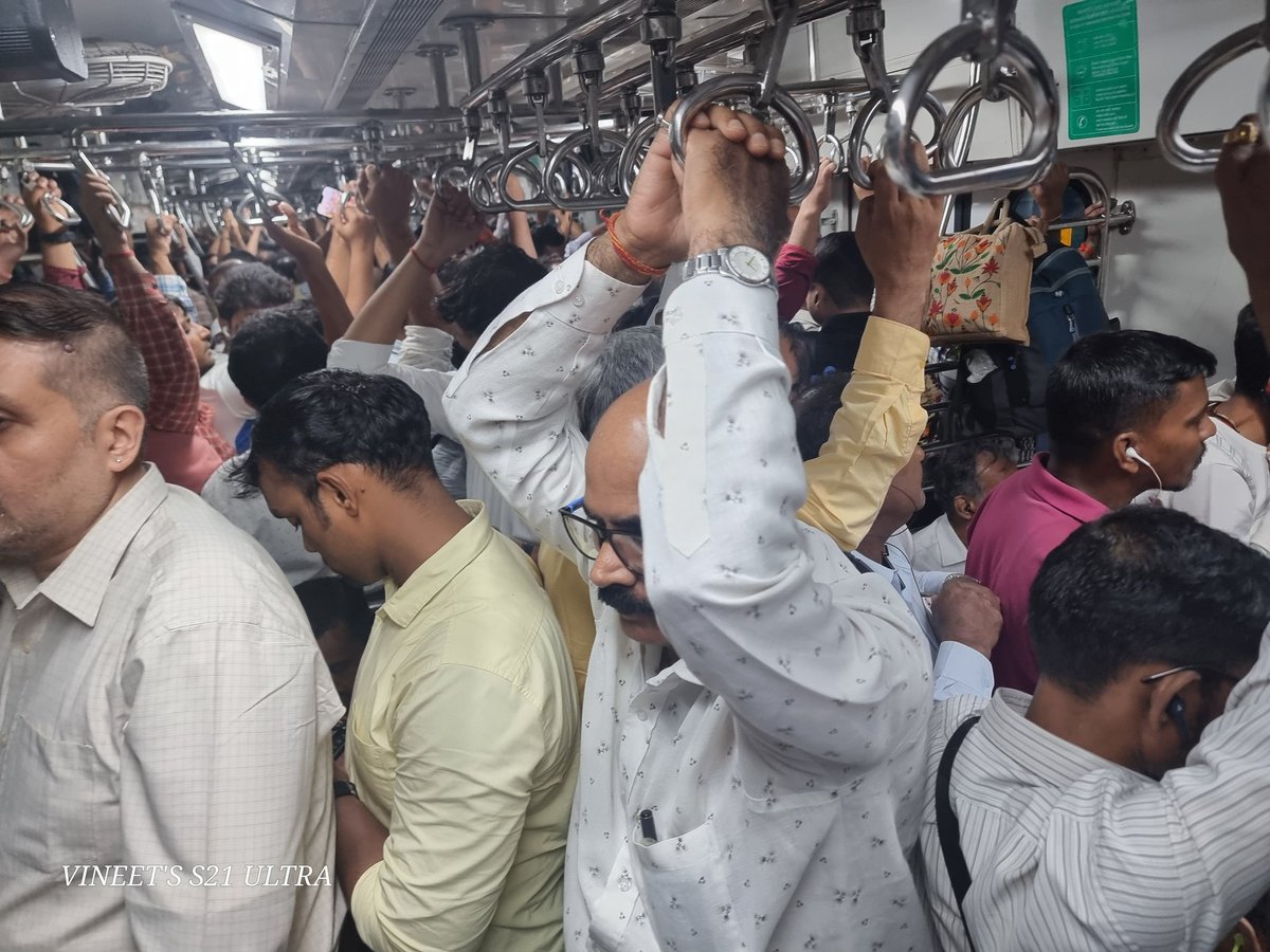 VineetKamat7's tweet photo. Mumbai Local Trains (WR).
2nd Class Monthly Pass - Rs. 315/-.
1st Class Monthly Pass - Rs. 1,105/-.
AC Monthly Pass - Rs. 2,205/-.

Crowd is Same in all 3 Classes.  Why there is a difference in Fares?? 🤔
@AshwiniVaishnaw @PMOIndia @WESTERNRAILWAY6 @drmbct @CMOMaharashtra https://t.co/4FSsFiWIXC