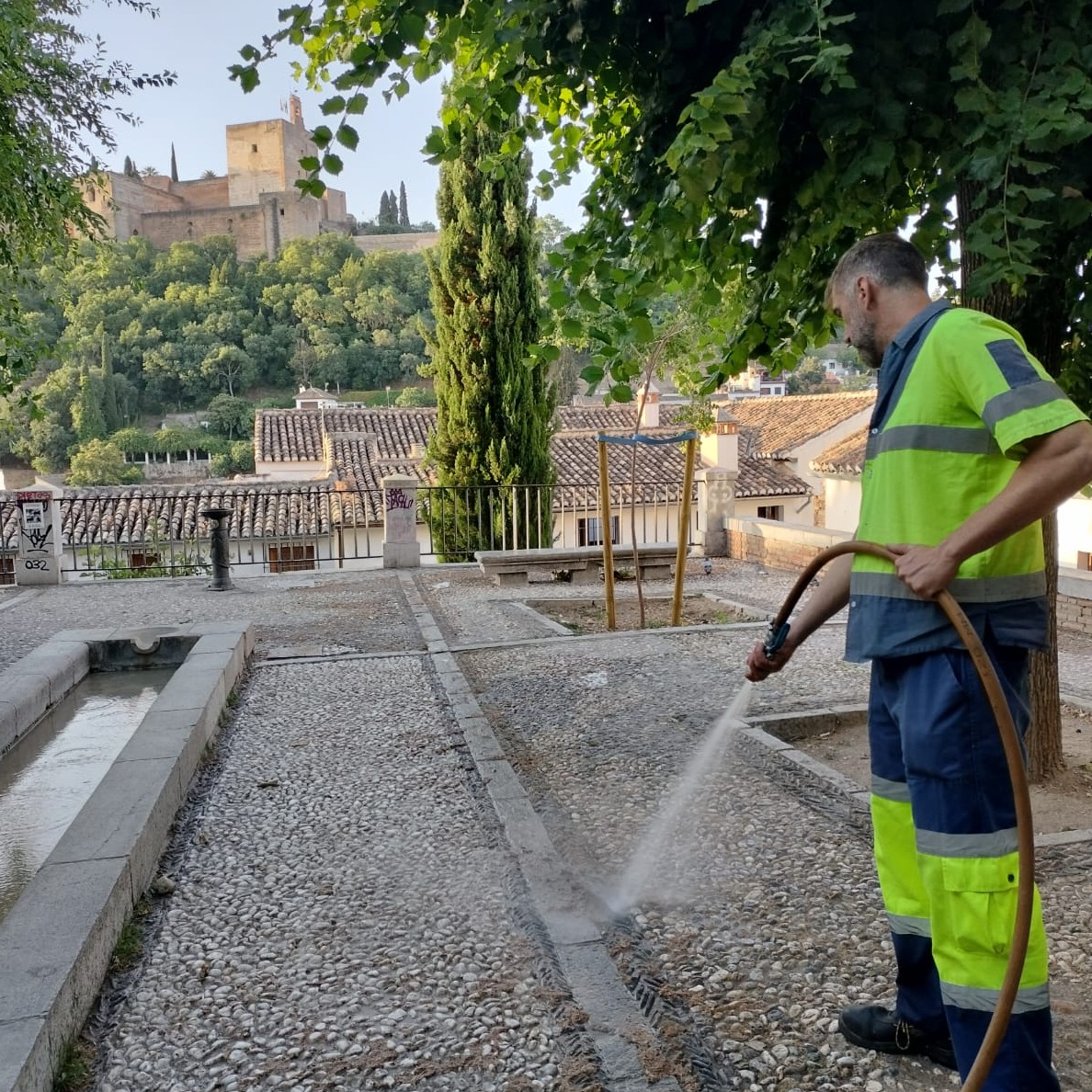 Granada_Limpia's tweet photo. ¡Limpieza a fondo en el Albaicín! ✨🌟

Con el peón con manga, ayer dejamos relucientes la placeta, el mirador de Carvajales y la plaza de Santa Inés🌳💦

#PorunaGranadamáslimpia 💪

@aytogr @marifrangr @AnaSRequena @PreZero_ES #Inagra #GranadaLimpia #BuenavoluntáGranaína https://t.co/sI8ifZZneB