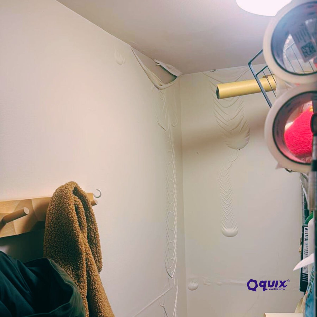 QuixService's tweet photo. Sagging paint? 🚨 That’s a leak warning! 💧 Don’t ignore it. Call Quix Plumbing Service to fix it before it gets worse! 🛠️ #Plumbing #LeakRepair #HomeMaintenance https://t.co/cZNQVJp2KZ