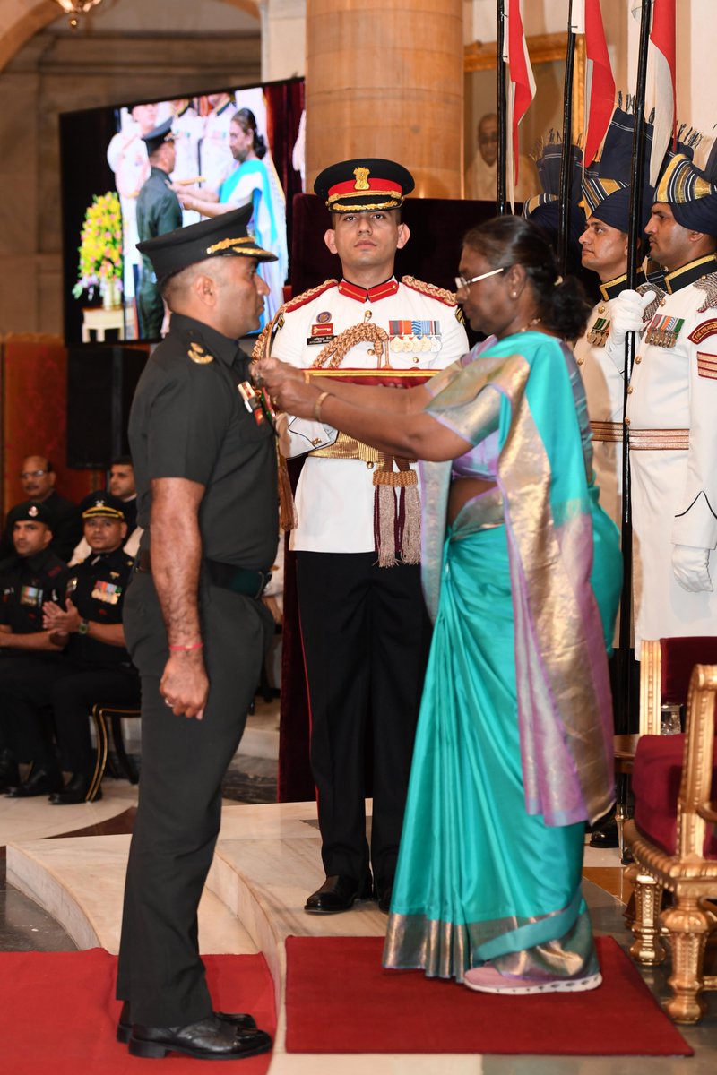 rashtrapatibhvn's tweet photo. President Droupadi Murmu conferred Shaurya Chakra upon Major Rajendra Prasad Jat, The Dogra Regiment, 62nd Battalion The Rashtriya Rifles. He displayed unparalleled valour and exceptional leadership in OPERATION WATREHAL, leading to the elimination of hardcore terrorists. https://t.co/fx68coprY2