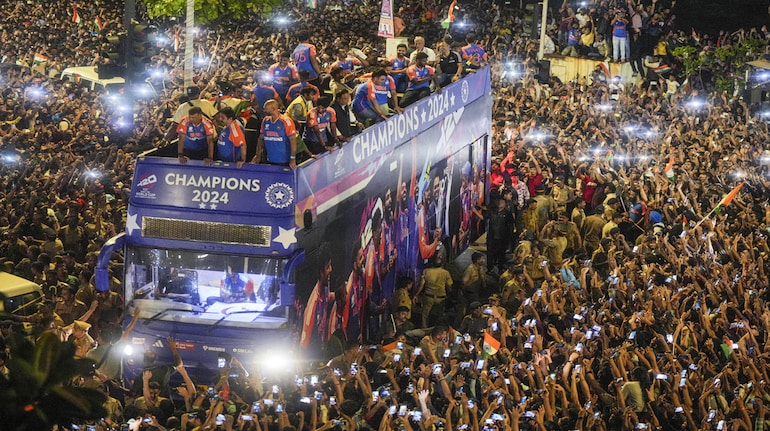 tushar0815's tweet photo. This picture shows the love,we have, towards the game.Maybe all the young players will understand how much it meant, winning a world cup,to the people. Truly, a simple game can unite the country as one. So much positive aura.I don't know how to explain this feeling.
#T20WorldCup https://t.co/PlYHRqS9oD