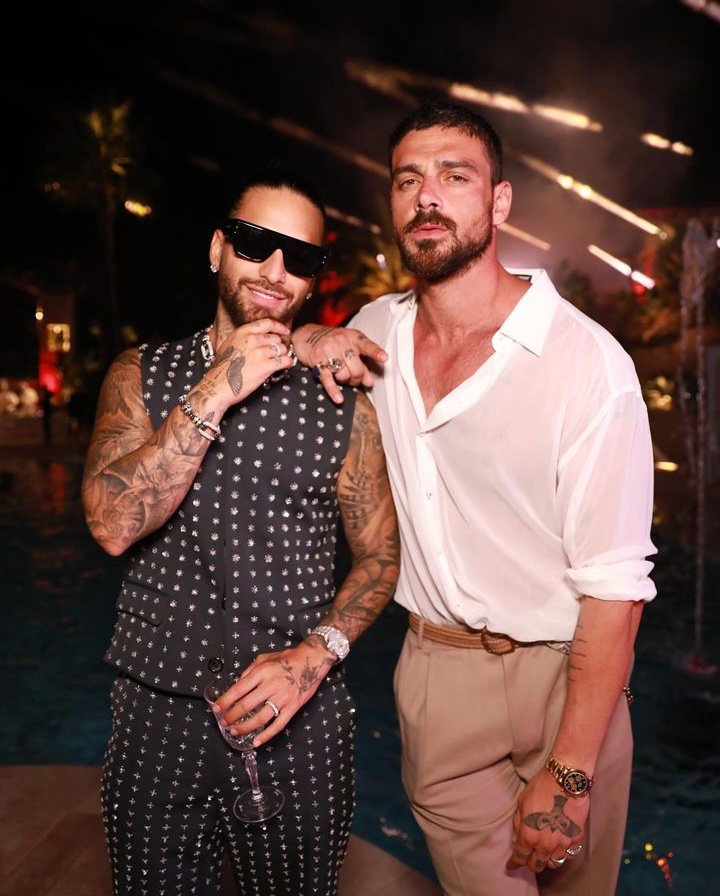 MalumaAccess's tweet photo. 📸| Maluma y Michele Morrone anoche, en la fiesta de Dolce &amp; Gabbana, en Sardinia. 🇮🇹 https://t.co/qJrtihX556