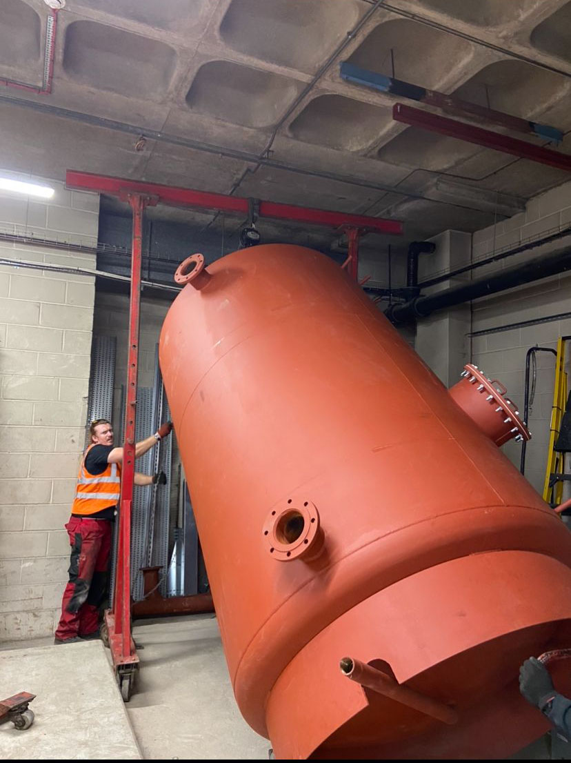 The team have been out at @uniofbradford with "Lucy", our Hyster S3.

Navigating some tight spaces and lifting multiple vessels into place with precision, using our A-Frame Gantry for VWG Mechanical Ltd

#TEPMachinery #lifting #machinerymovement #jobwelldone