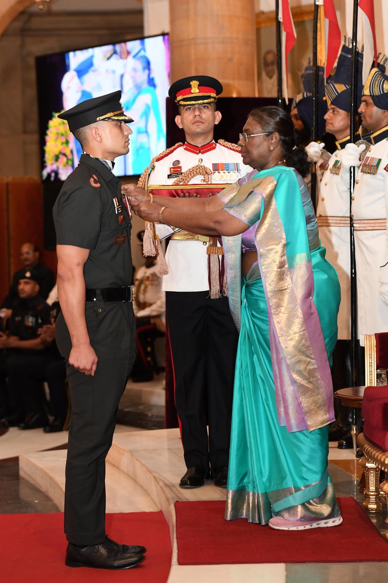 rashtrapatibhvn's tweet photo. President Droupadi Murmu conferred Shaurya Chakra upon Major Sachin Negi, The Grenadiers, 55th Battalion The Rashtriya Rifles. He has exhibited exceptional professionalism and bravery in many successful operations. In one of the operations, with disregard for personal safety, Major Sachin Negi dashed out of his cover and eliminated a terrorist and injured another.