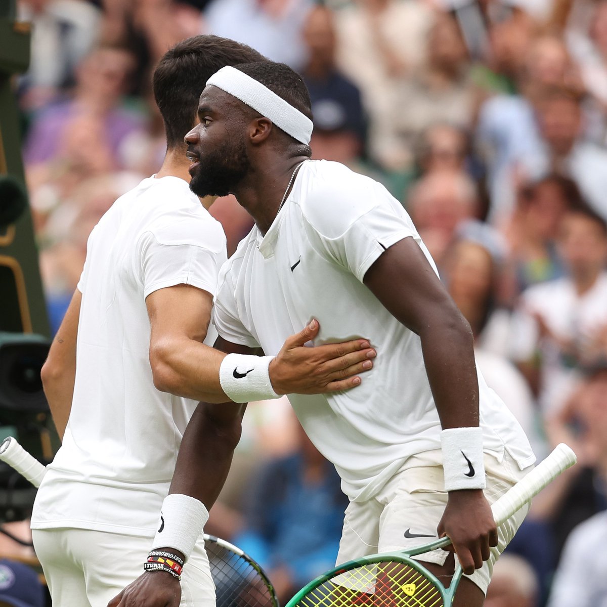 cyclingontnt's tweet photo. 💧 Frances Tiafoe slipped and fell during a rally 

🎾 Carlos Alcaraz raced around to help his opponent and friend get up

Fantastic tennis 🤝 fantastic people

#Wimbledon https://t.co/nucKxAIASE