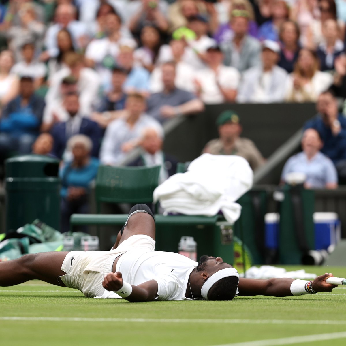 cyclingontnt's tweet photo. 💧 Frances Tiafoe slipped and fell during a rally 

🎾 Carlos Alcaraz raced around to help his opponent and friend get up

Fantastic tennis 🤝 fantastic people

#Wimbledon https://t.co/nucKxAIASE