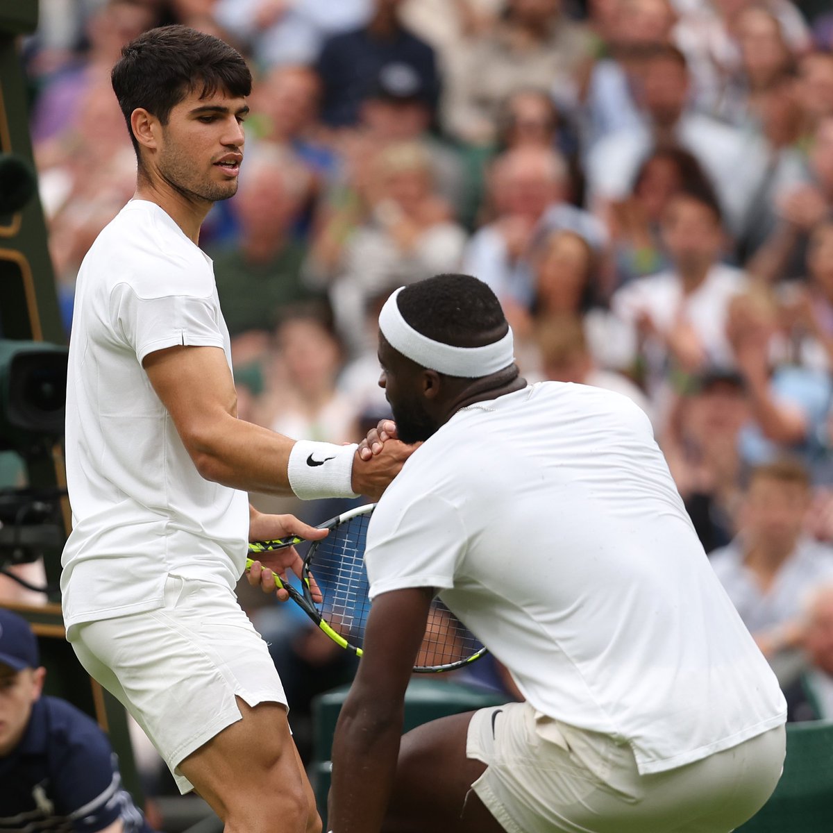 cyclingontnt's tweet photo. 💧 Frances Tiafoe slipped and fell during a rally 

🎾 Carlos Alcaraz raced around to help his opponent and friend get up

Fantastic tennis 🤝 fantastic people

#Wimbledon https://t.co/nucKxAIASE