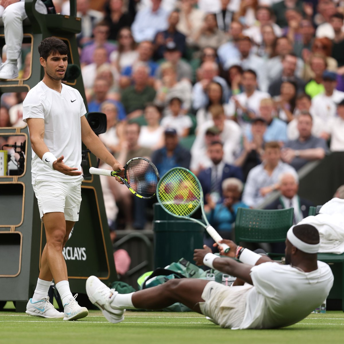 cyclingontnt's tweet photo. 💧 Frances Tiafoe slipped and fell during a rally 

🎾 Carlos Alcaraz raced around to help his opponent and friend get up

Fantastic tennis 🤝 fantastic people

#Wimbledon https://t.co/nucKxAIASE