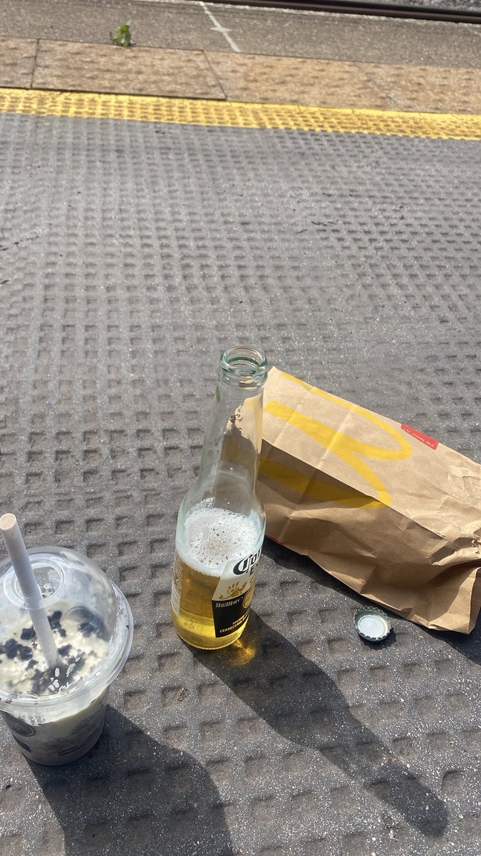 ConnorB_280107's tweet photo. Being in preston has me switching between an Oreo frappe and a corona #depressing #preston #bevvy https://t.co/MwMkw0kcTe