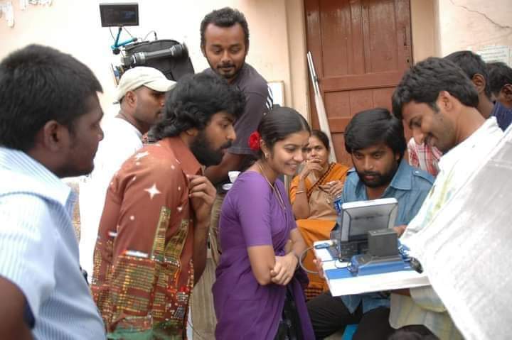Sasikumar_FC's tweet photo. மதுர, ரத்தம், கஞ்சா, கத்தினு
சாவடிச்சிட்டு தனிக்கதை...

கண்கள் இரண்டால்
பாடலை இப்போது
கேட்டாலும் ஏதோ ஒரு சிலிர்ப்பு

#16yearsofsubramaniapuram 
@SasikumarDir @thondankani
@srkathiir @erasaravanan https://t.co/4KiaiOVOC3