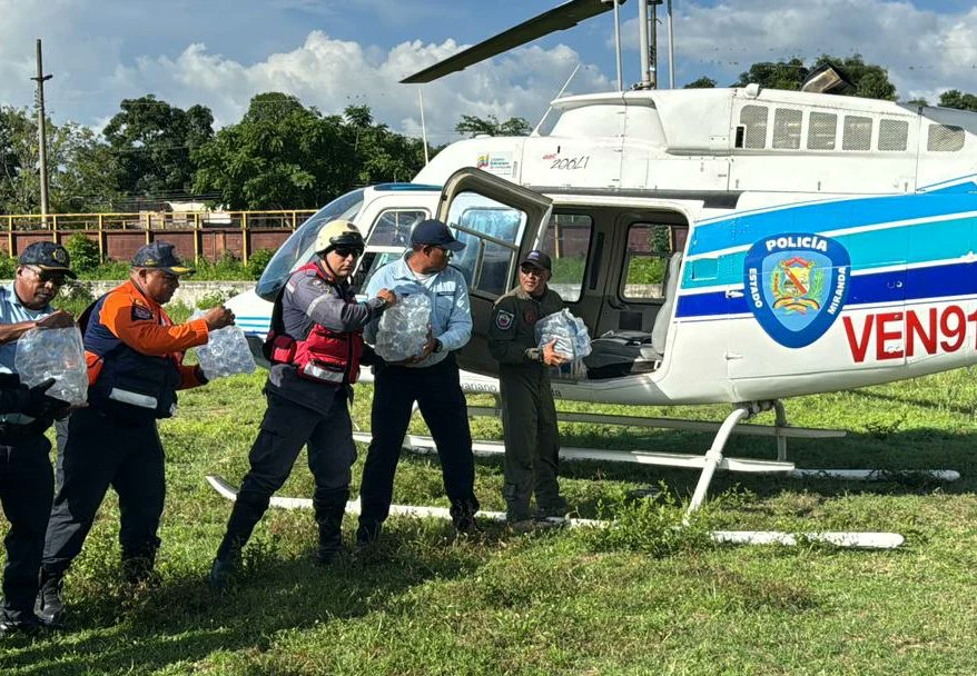 PoliciaMiranda1's tweet photo. Nuestros funcionarios se encuentran con humanismo, lealtad, Valor y Justicia atendiendo al pueblo de Cumanacoa en el estado #Sucre luego de resultar afectado por el Huracán  Beryl. (Hilo) https://t.co/1Th75WEqme