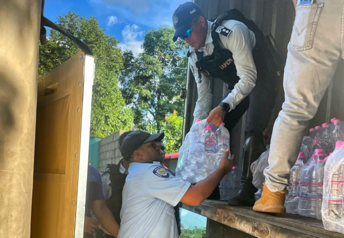 PoliciaMiranda1's tweet photo. Nuestros funcionarios se encuentran con humanismo, lealtad, Valor y Justicia atendiendo al pueblo de Cumanacoa en el estado #Sucre luego de resultar afectado por el Huracán  Beryl. (Hilo) https://t.co/1Th75WEqme