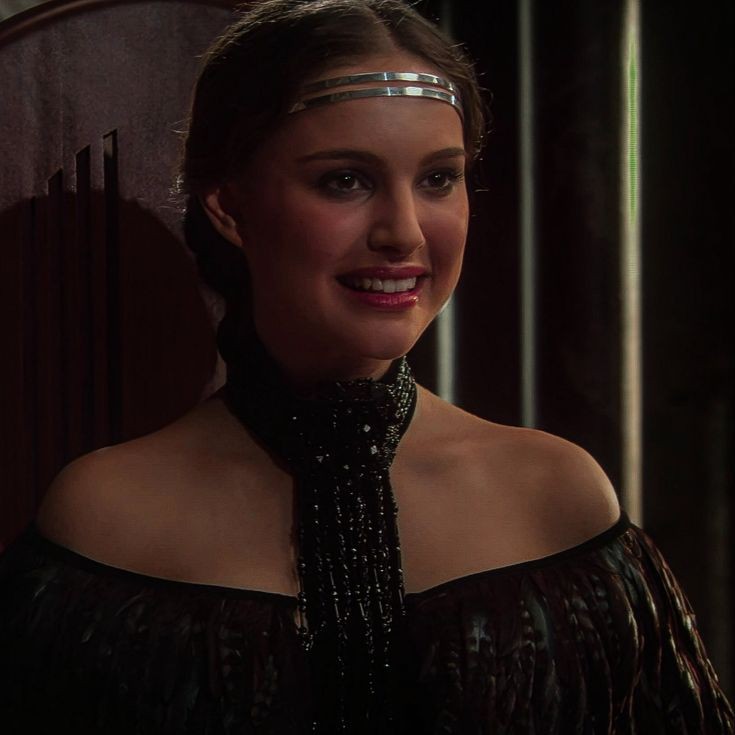 ᅠ ᅠ“ ¡Dioses!  No nombre
ᅠ ᅠgastronomía . Tengo  un  hambre
ᅠ ᅠferoz. ”

ᅠ ᅠ────Una risita escapo de sus labios, la cual tapó un poco con el dorso de su mano.────

ᅠ ᅠ“ Debe  ser  hermoso . . . 
ᅠ ᅠDime ,  ¿sabes como ir?  Sus
ᅠ ᅠcoordenadas  exactas . ”