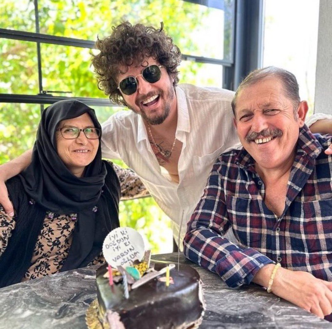 Babas69922Babas's tweet photo. 10 yıla yakındır sizleri taniyorum. İsmail amcayi havis teyzeyi. Çok ama çok üzüldüm. Mekanın cennet olsun. Bugün oturdum eski bir videoyu izledim. 😢😢
#marulkafa https://t.co/CvEJTSCVGB
