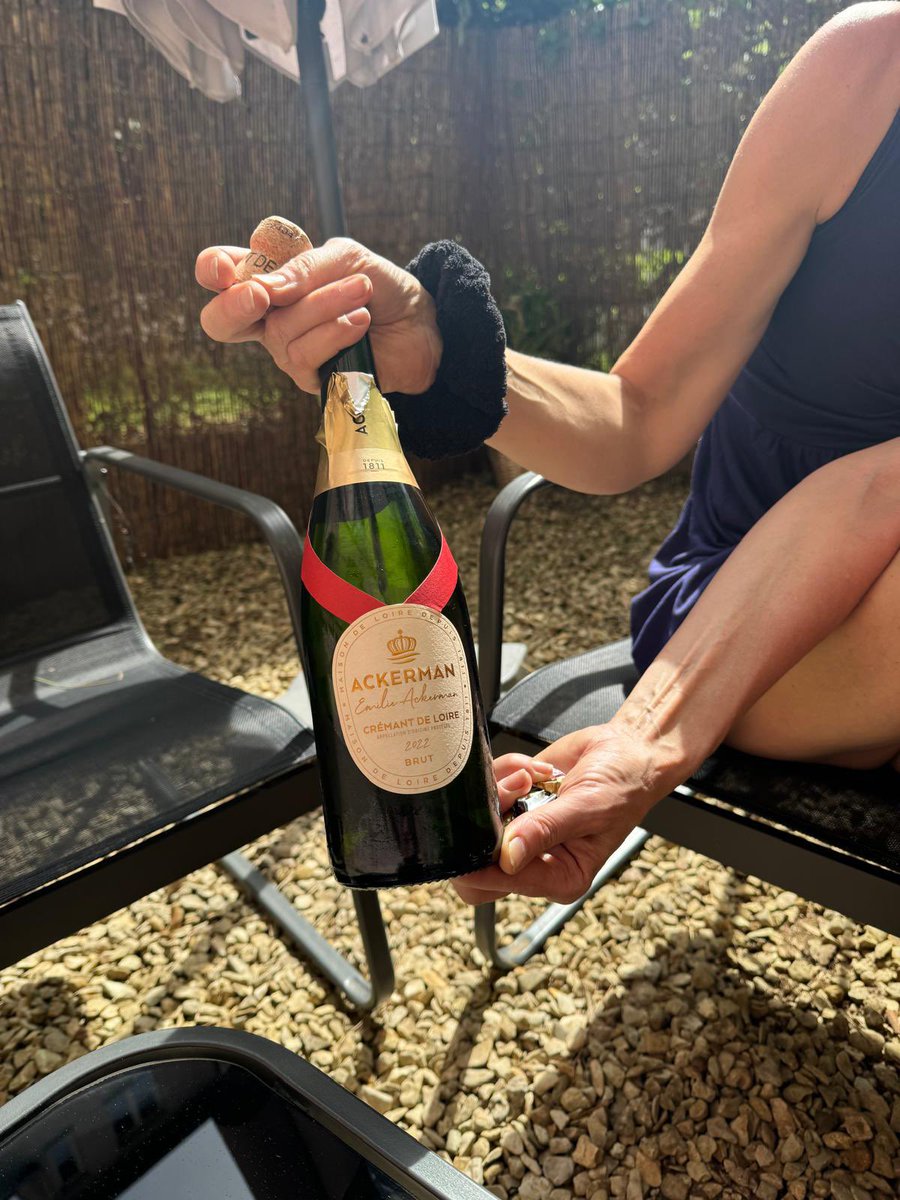 Angela__Chester's tweet photo. Bonjour from the #ChampagneFridayGirls, fresh from #Saumur #France and celebrating #ChampagneFriday with a modern, fresh-styled #Ackerman #CremantdeLoire. #GlassOfBubbly #FranceLife#LivingtheDream #MMMmagazine #Santé! https://t.co/vJULQChtSo