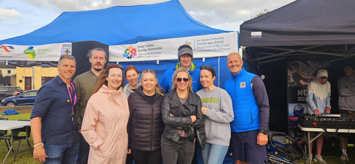 Some of the Jobstown Connecting for Life Group thank you to <a href="/Connect4Project/">The Connect 4 Project</a> for inviting us to host a Community Festival in Killinarden last night thanks to <a href="/PietaHouse/">Pieta</a> <a href="/Turn2me/">Turn2Me</a> <a href="/JigsawTallaght/">JigsawTallaght</a> <a href="/Foroige/">Foróige</a> <a href="/NOISEMusic3/">NOISEMusic</a> <a href="/SDCCArts/">SDCC Arts Office</a> @HW_DSKWW <a href="/ActiveSouthDub/">Active South Dublin</a> for supporting 🙌