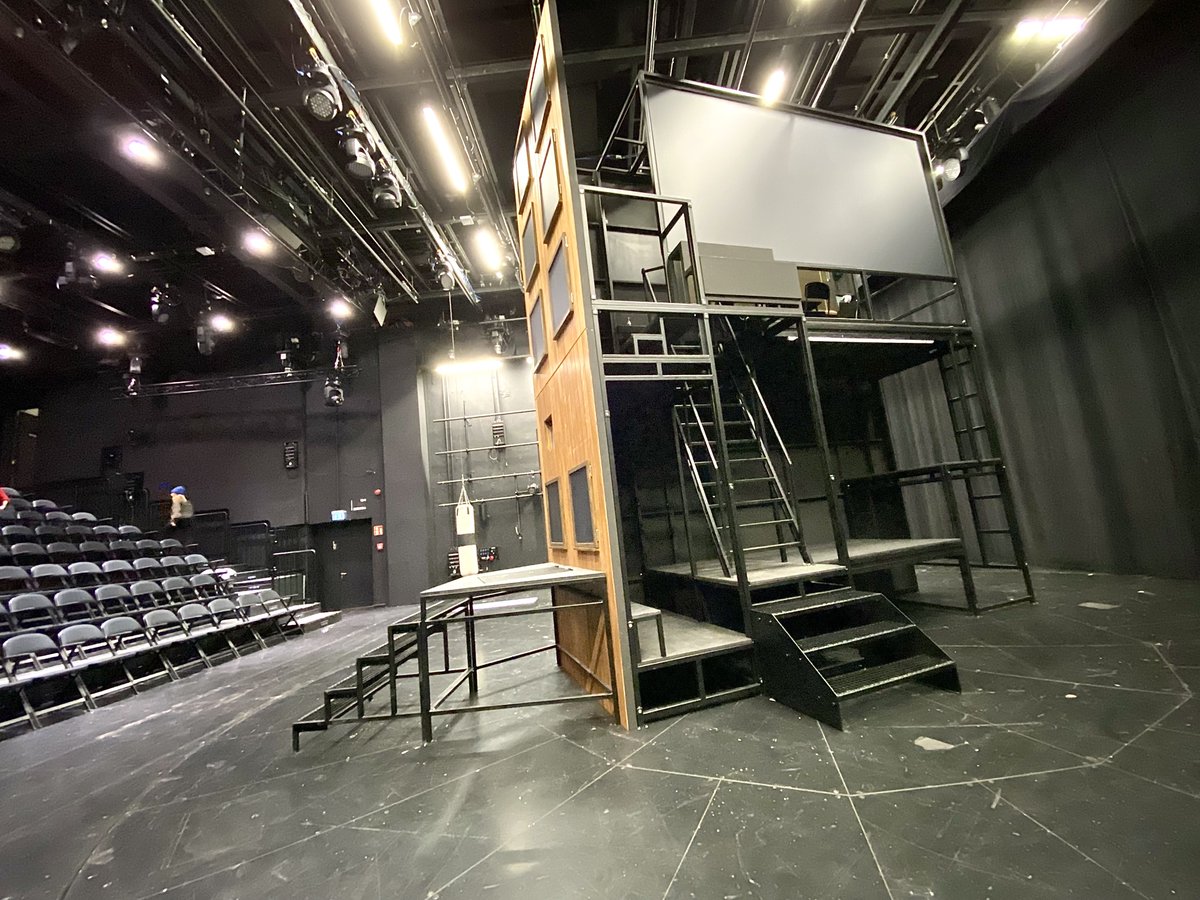 blnensemble's tweet photo. im Neuen Haus wird gerade das Bühnenbild für die heutige Vorstellung aufgebaut: Axel Ranischs und Paul Zachers "Mutti, was machst du?" ist endlich zurück auf der Bühne! von heute bis Sonntag für euch. #BEmutti https://t.co/09lGthbDwH