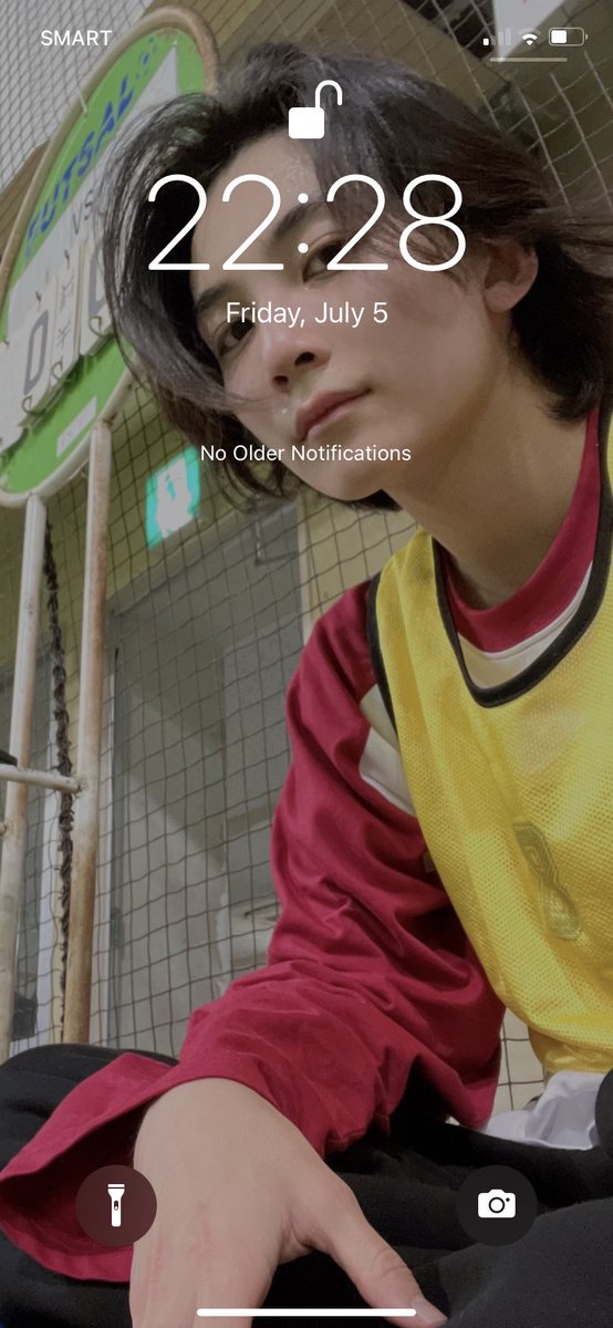 maiyooniverse's tweet image. kuya: miss anong oras na?
me: 6 po (pinakita lockscreen)
kuya: pogi ng wallpaper mo ah
me: boyfriend ko po ☺️
kuya: weh?
me: 7 years na po kami
kuya: 7 years na tayo? (nagtanggal ng shades)
me: huy jeonghan bat ka andito!? 
jeonghan: spying on you
me: 😳