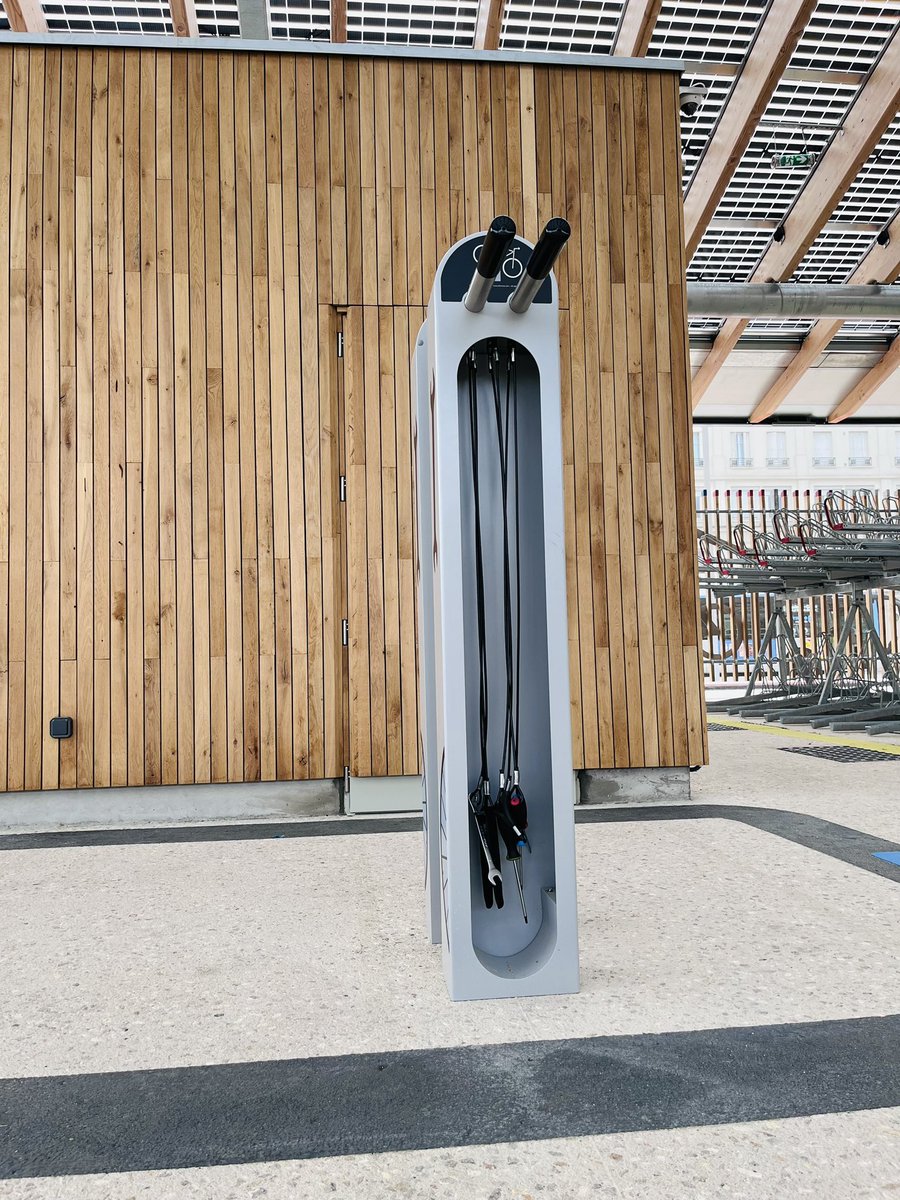 🇫🇷🥇🚲🚅 
Ouah! Bezpečně parkování pro lidi na kole (1000+) na nádraží Gare du Nord v Paříži.  Před Olympiádou Paříž dává jasně vědět ,  že podporuje právě takovou šetrnou dopravu.  H/T Stein van Oosteren