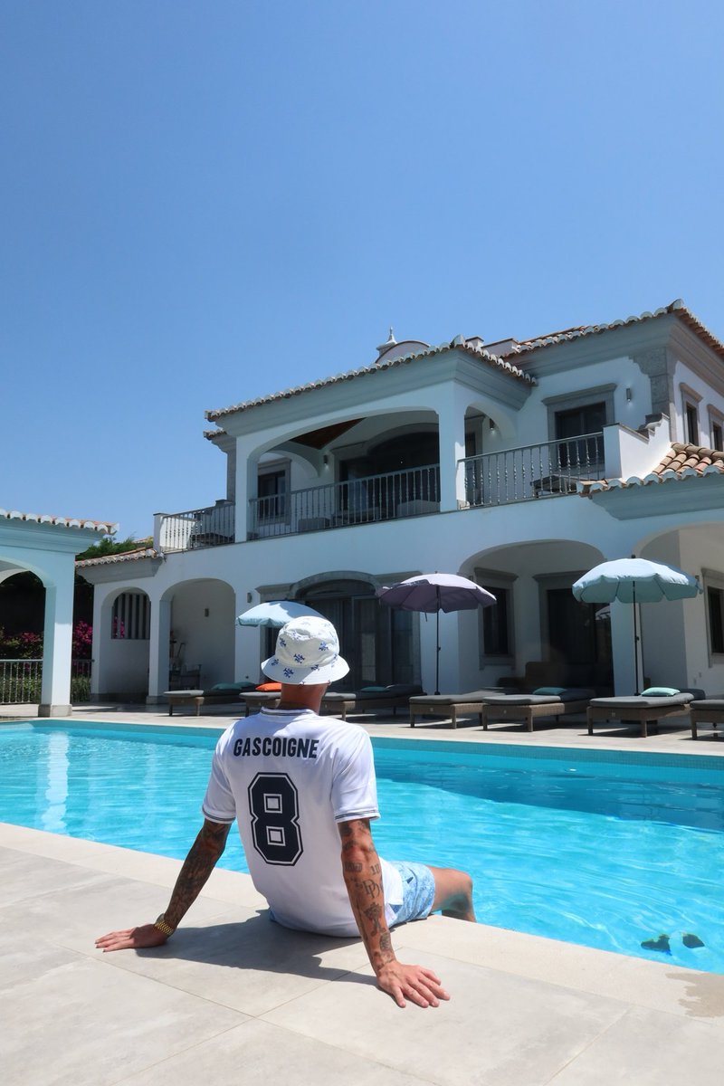 Madders10's tweet photo. Retro vibes… Gazza 🤩🤍 @thegazza_ https://t.co/aBMf0WSzod