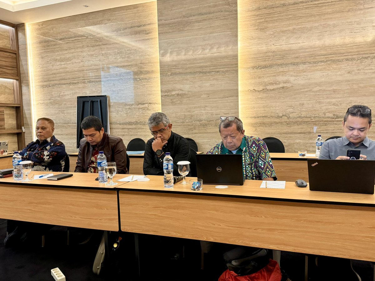 Privileged to have been surrounded by Indonesia’s greatest IT minds in jointly thinking how tech can accurately  &amp; securely speed up the recapitulation of votes from Indonesia’s more than 800k polling stations. The experts were however all men 🫣 — An <a href="/Int_IDEA/">International IDEA</a> &amp; <a href="/netgrit/">NETGRIT</a> collab