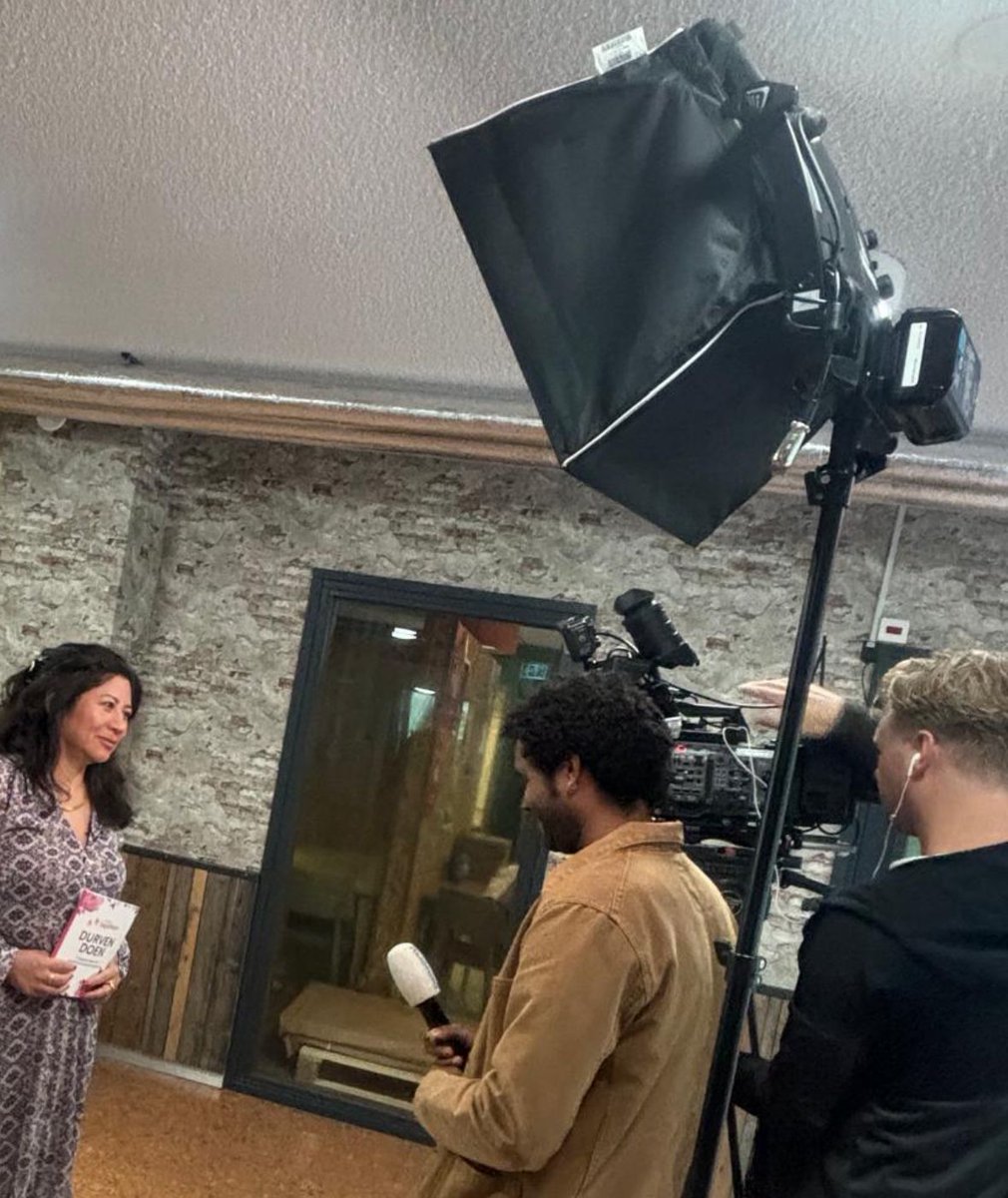 RTL Nieuws kwam langs om te vragen wat wij ervan vinden, een alleenstaande moeder als burgermeester van Rotterdam. Inspirerend! Alle alleenstaande moeders hebben potentieel! Vanavond kijken! Foto: directeur Isra Lee wordt geïnterviewd.