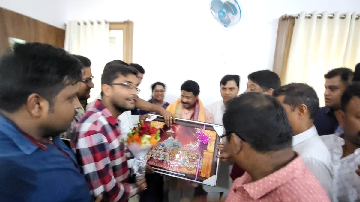 OPSAOfficialX's tweet photo. ସୁନ୍ଦରଗଡ #OPSA ପ୍ରତିନିଧି ମଣ୍ଡଳୀ ମାନ୍ୟବର ସ୍ୱାସ୍ଥ୍ୟମନ୍ତ୍ରୀ ଙ୍କୁ ଶୁଭେଛା ଦେବା ସହ ଚିର ଅବହେଳିତ #ଫାର୍ମାସୀ_ଅଧିକାରୀ ମାନଙ୍କର ମୌଳିକ ସମସ୍ୟା  ଓ  ନାର୍ଯ୍ୟ ଦାବି ଗୁଡ଼ିକ ବିଷୟରେ ଅବଗତ କରିଥିଲେ। ମାନ୍ୟବର ମନ୍ତ୍ରୀ @MahalingMukesh ଏହା ଉପରେ ବିଶେଷ ଦୃଷ୍ଟି ଦେବା ପାଇଁ ଆଶ୍ଵାସନା ଦେଇଥିଲେ। https://t.co/sUauxT0Dyy