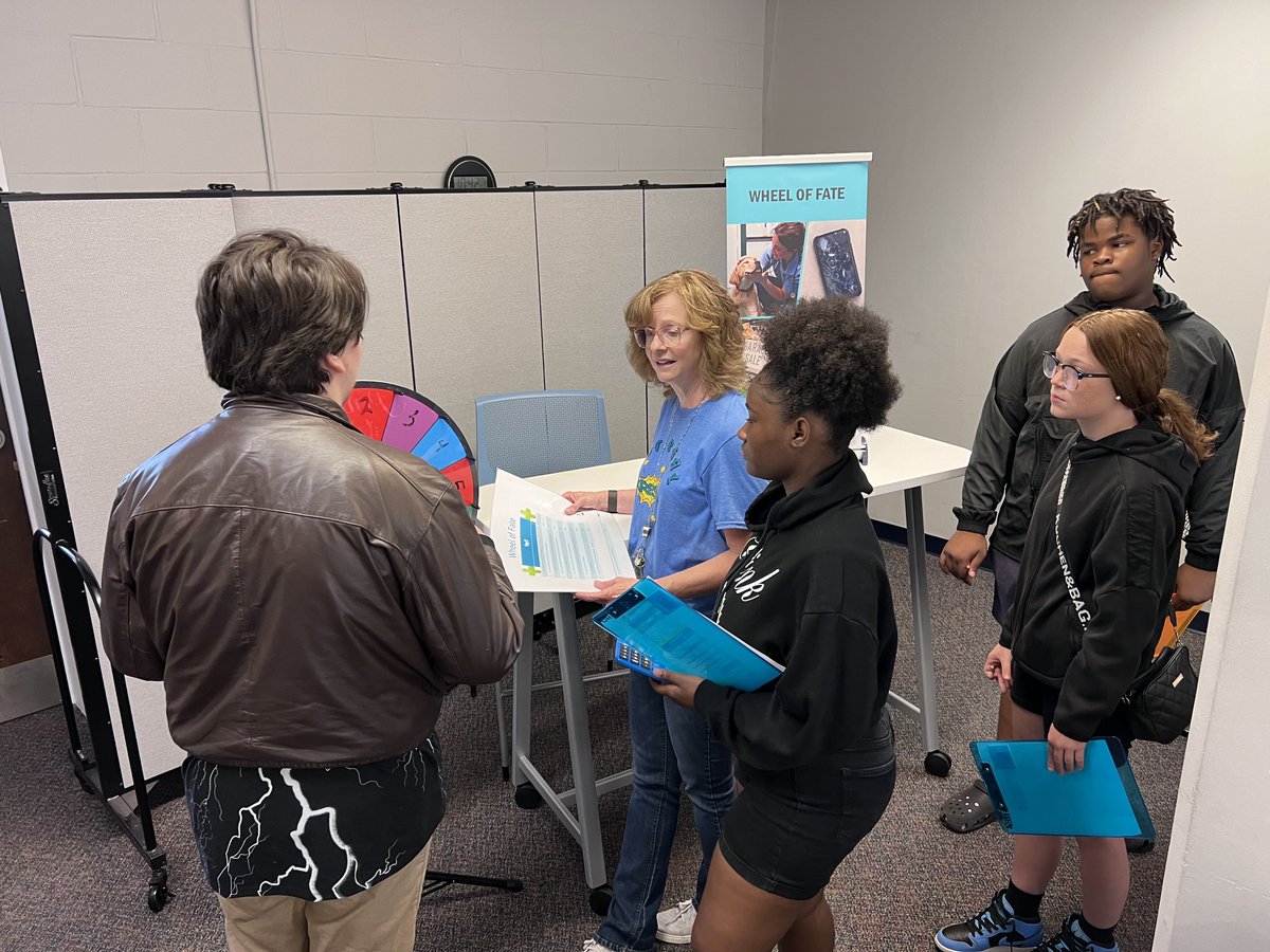 KalRESA's tweet photo. Career Connect hosted a Reality Fair for our 14-15 year-old MyCITY summer program participants. Reality Fairs give students the opportunity to learn about budgeting in real world scenarios.

#CareerConnect #MyCITY #Budgeting #GetReal #RealityFair https://t.co/CVu8J65TZS