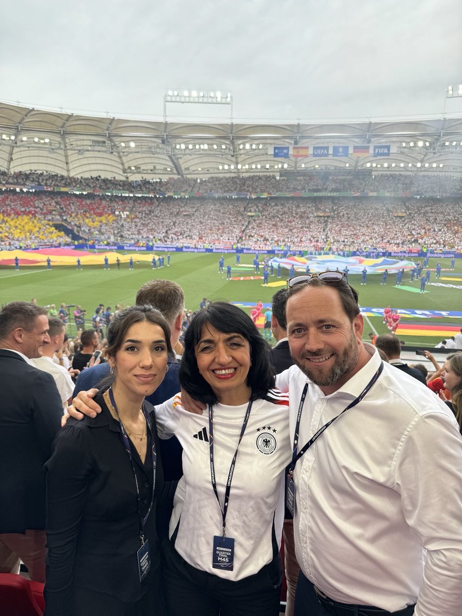 Muhterem_Aras's tweet image. Ihr wart und seid einfach fantastisch, @DFB_Team !
Danke für kämpferische Leistungen, für magische Momente, für atemberaubende Spannung!
Danke, dass ihr Deutschland in Begeisterung versetzt
habt!
#em2024 #fussballhelden #stuttgart0711
#gemeinsamstark