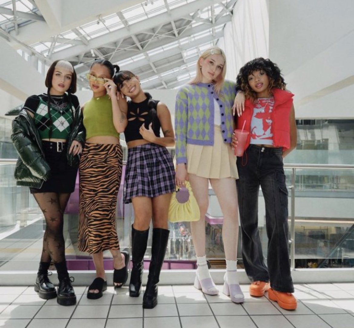 Wingmanstar's tweet photo. How do I even start to thank these girls.. @boysworld thank you from the bottom of my heart for the past 5 years, all the amazing memories, the endless zoom chats. I feel as if I have grown up with the band and I wouldn’t be the young woman I am today with you.. luv u sm❤️ https://t.co/SQROcOBGde