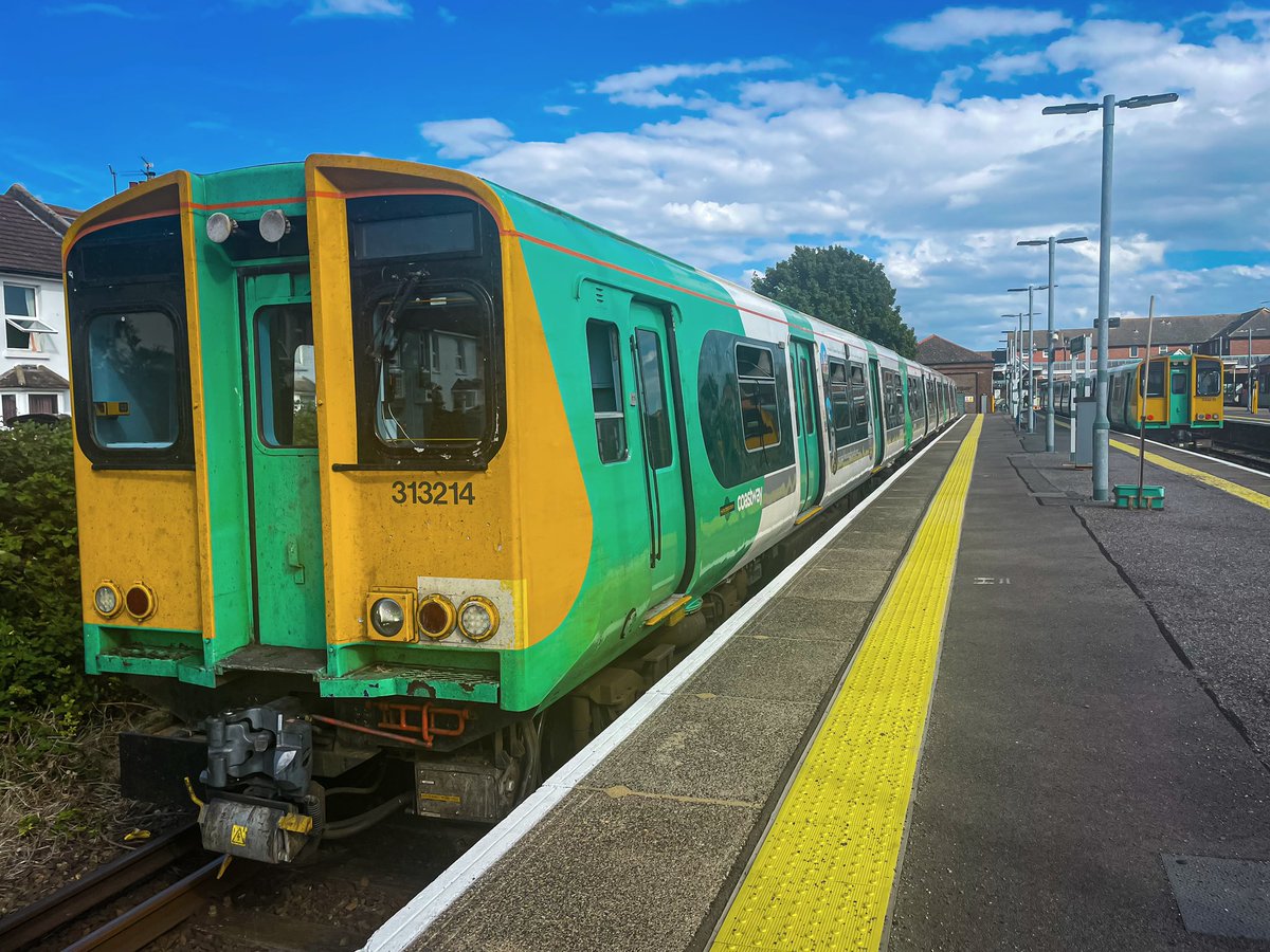 Dominic_Noades's tweet image. Miss this Little units, Shame they are now in scrapyard…..Class 313 - 1976 To 2023….

Southern Rail Electric Multiple Units Class 313214 &amp;amp; 313215 is seen sitting at Littlehampton Station on Monday 29th of August 2022.

@SouthernRailUK #Class313

flic.kr/p/2q2sbpY