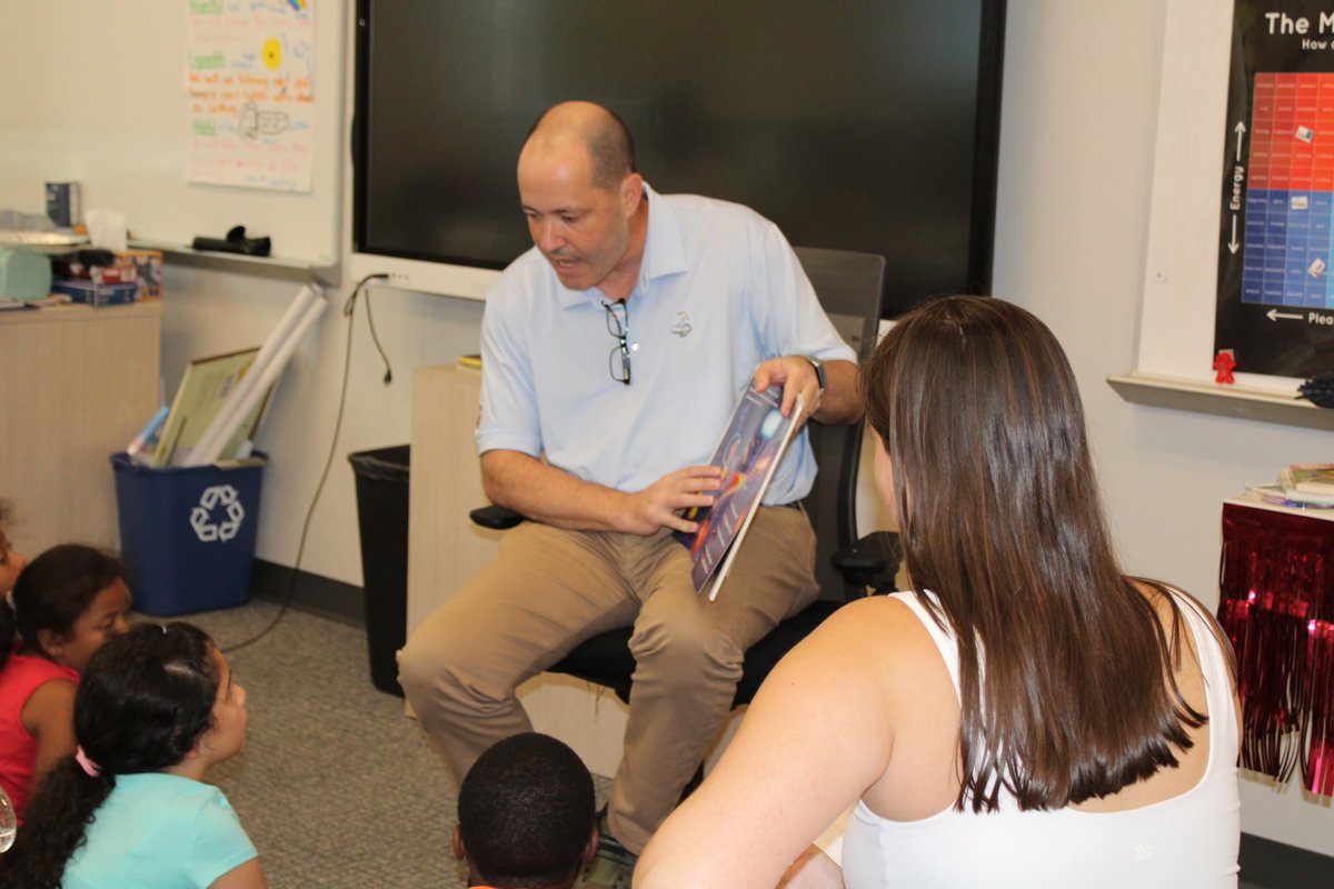 Georgia_AG's tweet photo. This week, we visited with 2nd graders @HorizonsatHIES to read “The Magician’s Hat.”

It’s important that we keep kids reading this summer so they’re fully prepared for the year ahead.

Thanks to @horizonsatlanta &amp; @ReadWithMalcolm for continuing to inspire our youngest learners! https://t.co/5Uz0ctgBpi