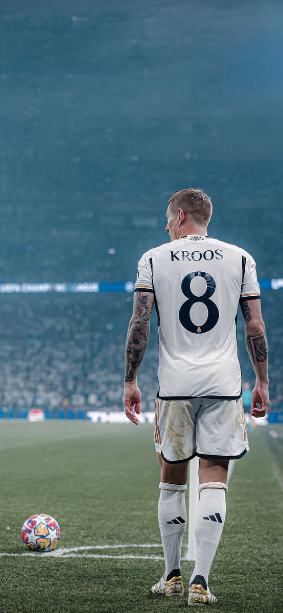 Macanorput's tweet photo. Happy retirement bro, you are the best of the best players, once again enjoy your retirement, and thank you for showing your world class game when you were still play... @ToniKroos ♥️🤝 https://t.co/ZF7nXVROlc