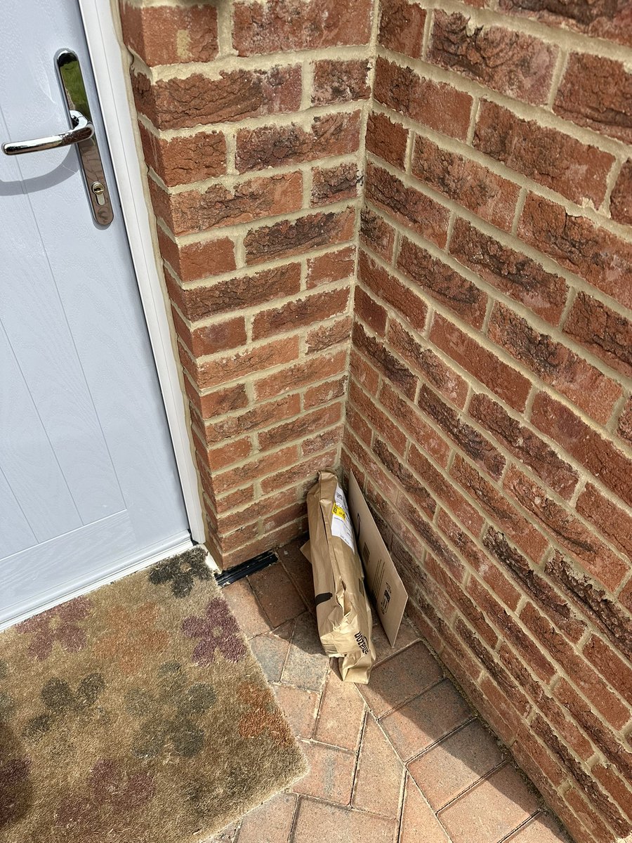 Ackers87's tweet photo. Amazon be like “parcel was handed to resident”

The resident: https://t.co/QwSPiGaRDK