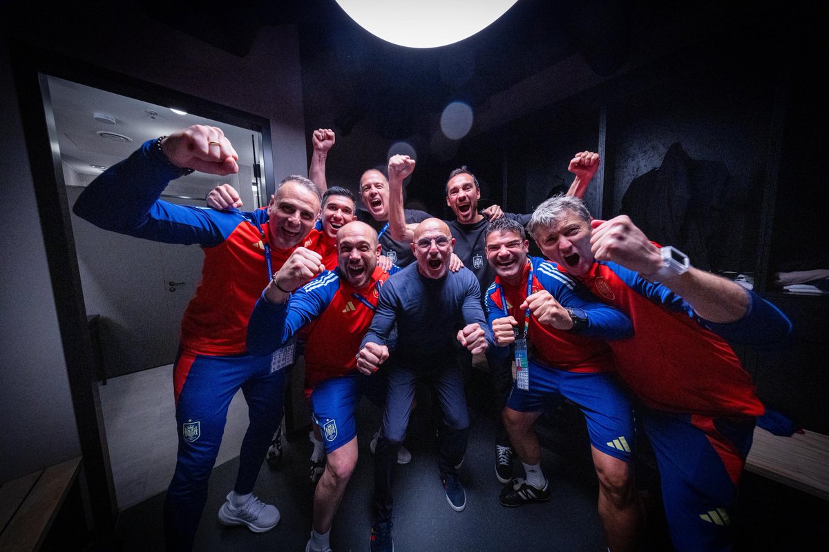 SEFutbol's tweet photo. 🤯 ¡¡𝗟𝗢𝗖𝗨𝗥𝗔 𝗗𝗘 𝗙𝗢𝗧𝗢𝗦!!

❤️ El AMOR debe ser lo que siento en el estómago al ver esto. ¿Os pasa lo mismo?

#VamosEspaña | #EURO2024 https://t.co/8Fh7DdyY7j